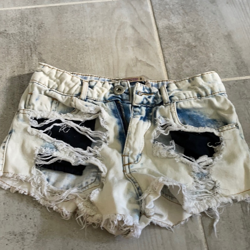 Super cute lightwash jean shorts!
